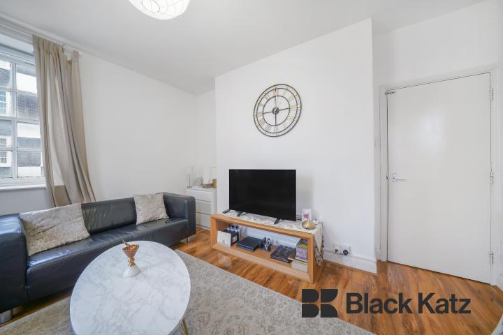 Bright and airy two bedroom flat with central location. Page Street, Westminster / Pimlico